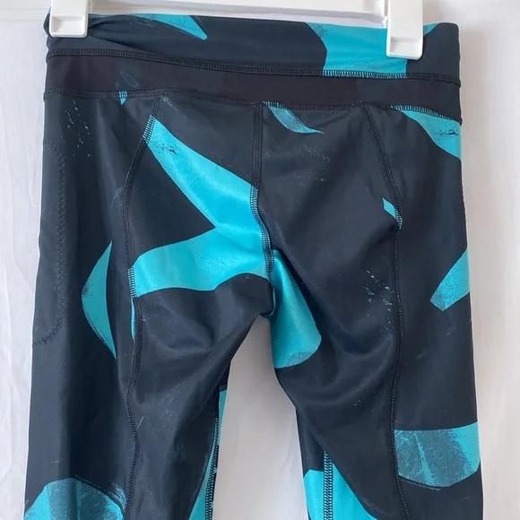 Patterned‎ lululemon leggings - Picture 4 of 9